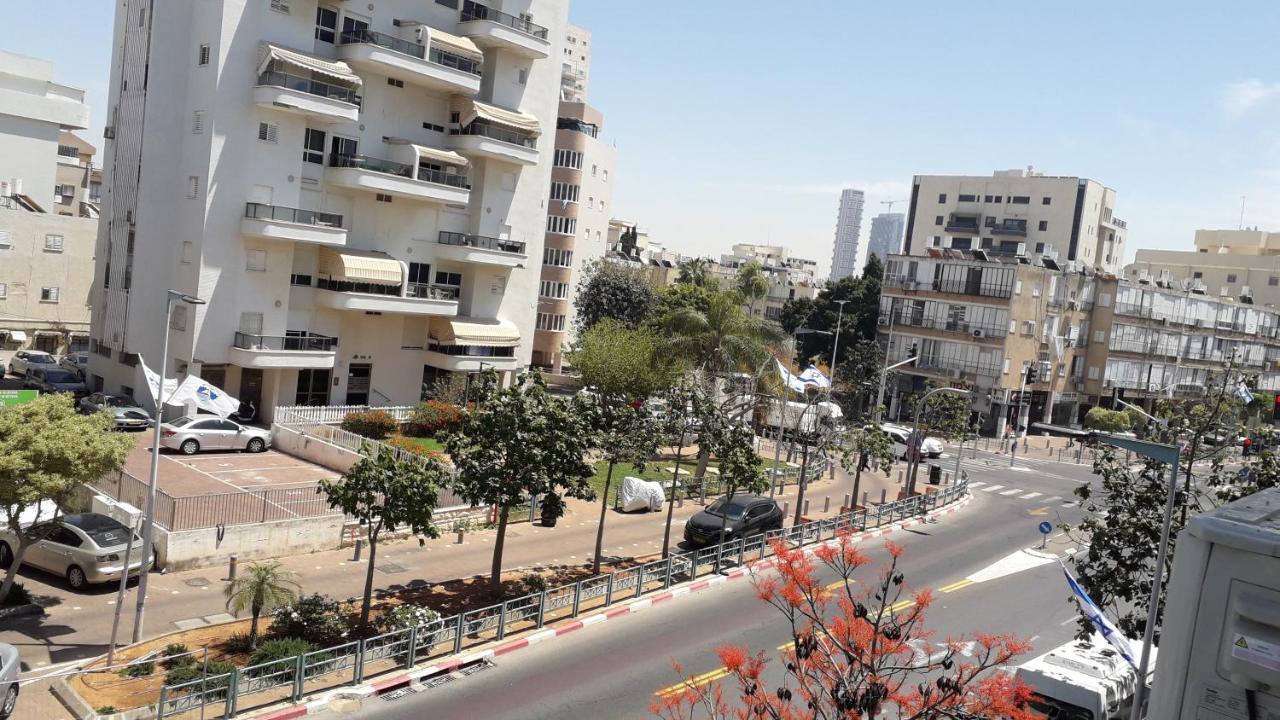 Bat Yam On The Beach Apartment Exterior photo